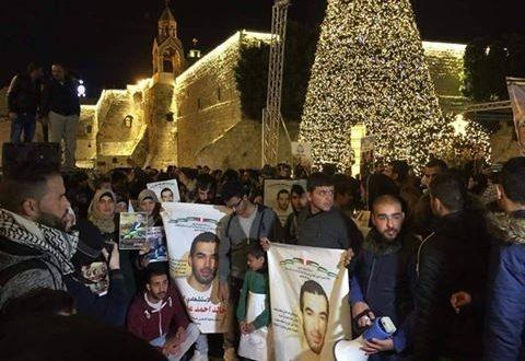 إضاءة شموع في ساحة المهد ترحما على الشهداء المحتجزين لدى الاحتلال