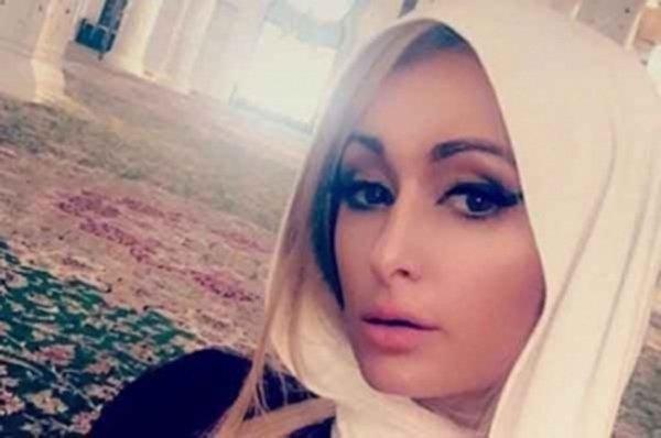 صور- باريس هيلتون ترتدي الحجاب وتزور مسجد الشيخ زايد بالإمارات