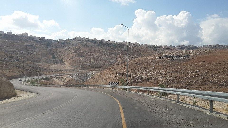 عائلة تتعرّض لمحاولة سرقة من قبل قطّاع طرق قرب 