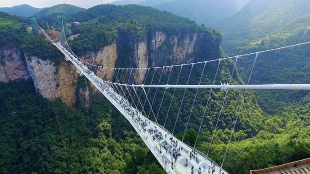 صور- الصين تبني جسر زجاجي آخر وهذه المرة سيكون شفافًا ومخيفًا أكثر