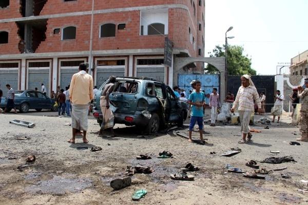 انتحاري يقتل عشرات الجنود في اليمن