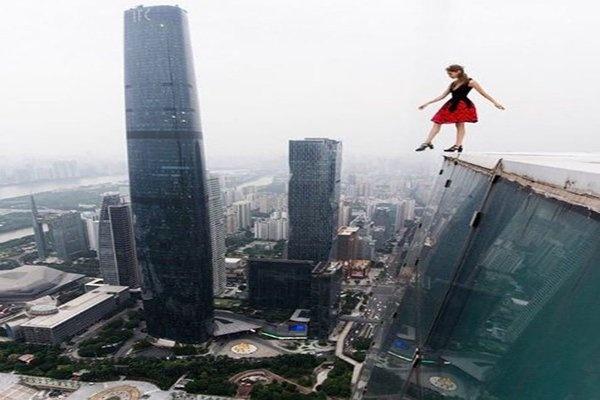 صور وفيديو- فتاة روسية تمارس أخطر هواياتها بين السماء والأرض!