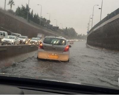 ثلوج وأمطار وسيول وبرق اعاد طائرة اسرائيلية الى تل ابيب