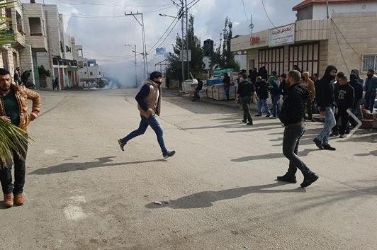 مواجهات على مدخل بيت أمر واصابة جندي اسرائيلي