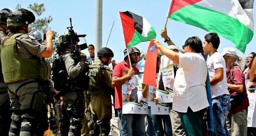 احتجاز متضامن استرالي وعشرات حالات الاختناق في مسيرة بلعين