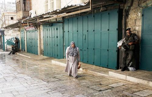 الاحتلال يغلق المحال التجارية في حارة باب حطة قرب الأقصى