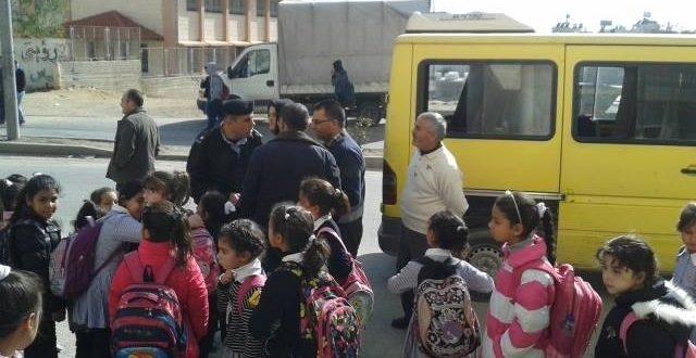 الشرطة تعلن ضبط حافلة نقل طلاب بحمولة زائدة بلغت 23 راكبا في الخليل‎
