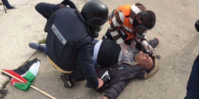 اصابة صحفيان ومواطنين خلال قمع الاحتلال لمسيرة بابا نويل ببيت لحم