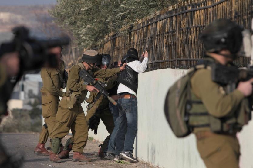 الاحتلال يعتقل 11 مواطنا بينهم أسرى محررون ومدرسون جنوب جنين