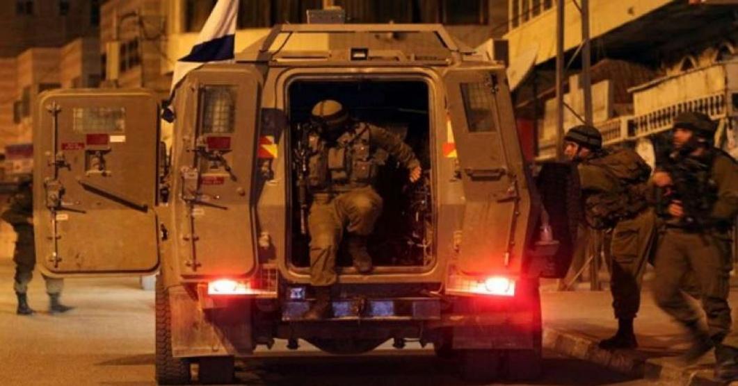 مداهمات واعتقالات وسرقة نقود في محافظة الخليل