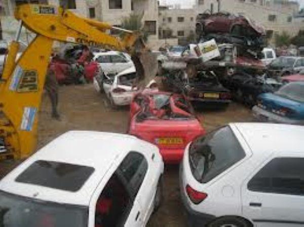 الشرطة تضبط 75 مركبة غير قانونية في بلدة يطا بالخليل