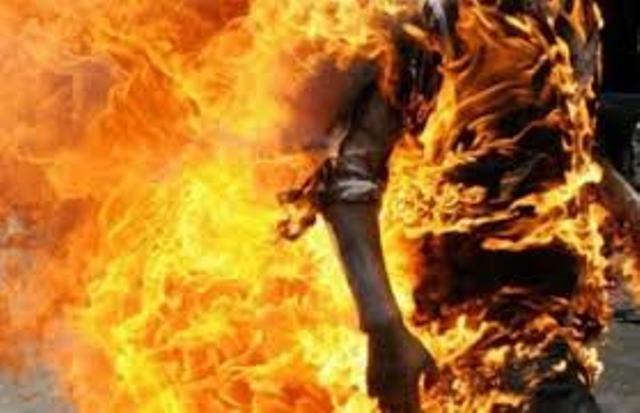 شاب يحرق نفسه وسط قطاع غزة