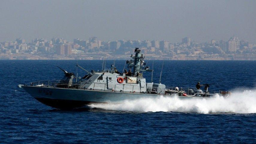 زوارق الاحتلال تلاحق قوارب الصيد في بحر شمال قطاع غزة