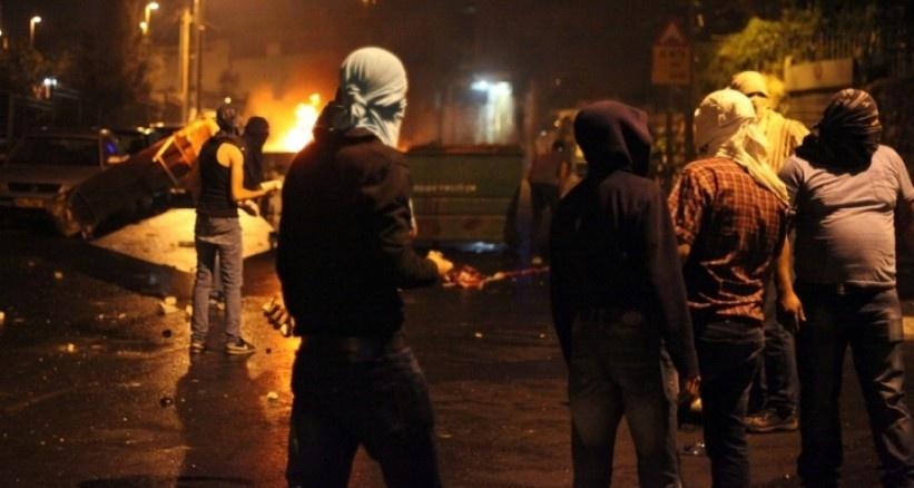القدس: إصابات واعتقالات في مواجهات ليلية بالعيسوية وأبو ديس وحزما