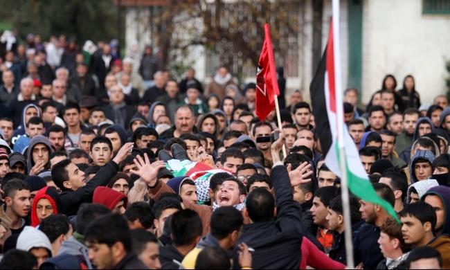 جماهير غفيرة تشيع جثمان الشهيد أبو القيعان في أم الحيران