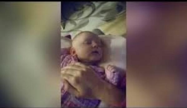 بالفيديو: لقطات صادمة لأم تضرب رضيعتها فما السبب ؟
