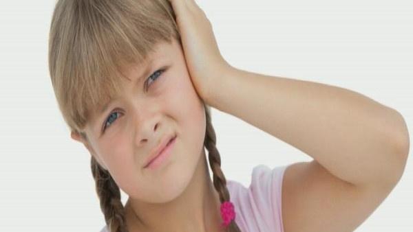 انتبه قبل تنظيف أذنينك.. ما تستعمله قد يكون خطراً!