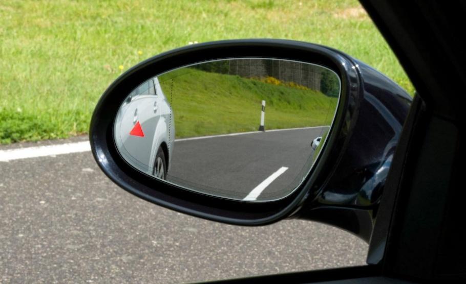 إليك الطريقة الصحيحة لضبط المرايا الجانبية للسيارة