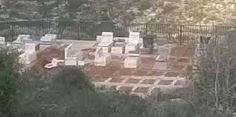 مجهولون ينبشون قبرا في قرية حارس