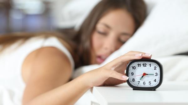 ما عدد الساعات الكافية للنوم ليلا وتأثيرها على الدماغ؟