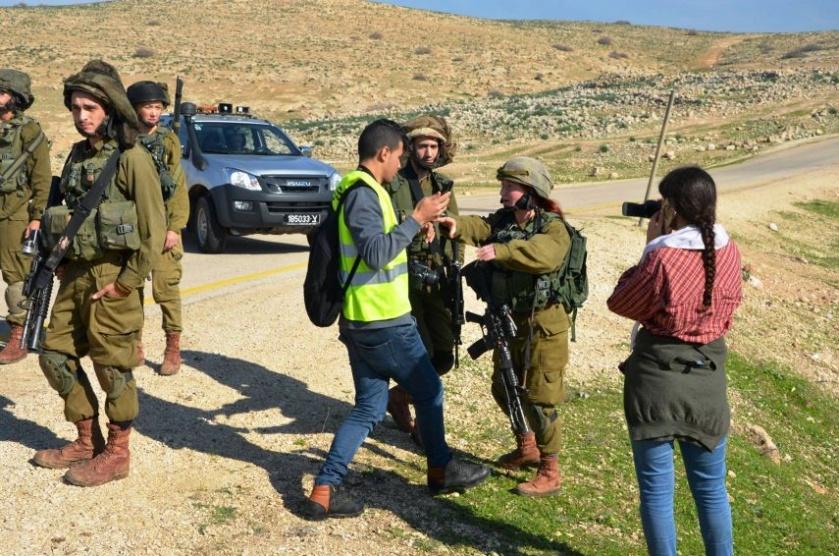 الاحتلال ينكل بمتضامنين وصحفيين بالأغوار الشمالية