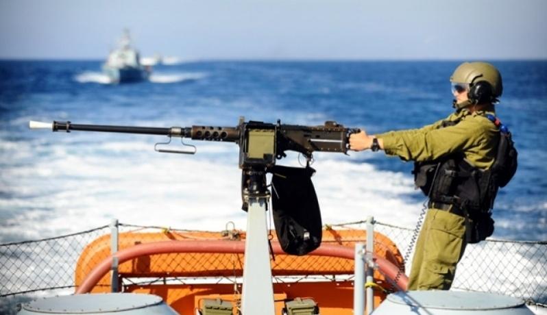 بحرية الاحتلال تغرق مركب صيد وفقدان صياد في بحر غزة