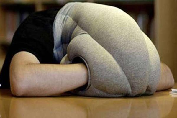 صور- تعرف على الحلول الغريبة لشركات الطيران من أجل نوم مريح للركاب