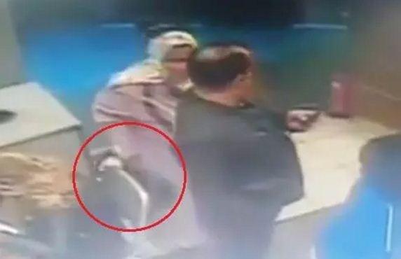 فيديو- كاميرات المراقبة ترصد لحظة سرقة حقيبة فتاة في مطعم بمصر