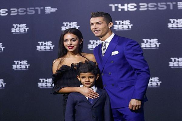 شاهد- إطلالات اللاعبين مع زوجاتهم في حفل الفيفا