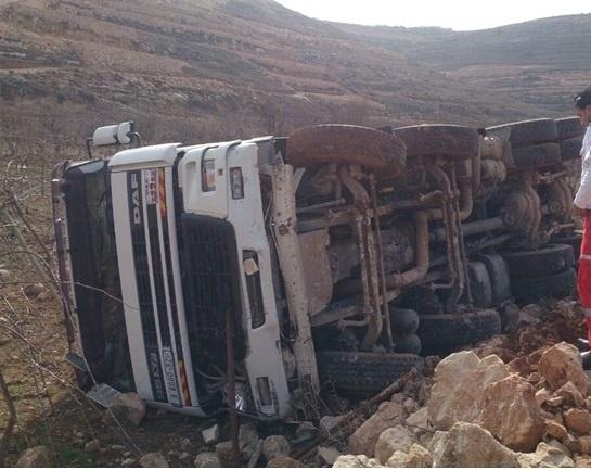 إصابة مواطنين بانقلاب شاحنة طاردتها شرطة الاحتلال شمال الخليل