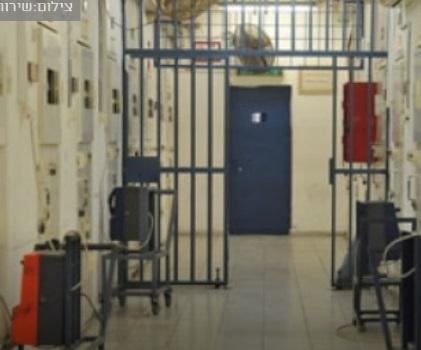 الاحتلال يدعي احباط تهريب اجهزة خليوية لأسير فلسطيني