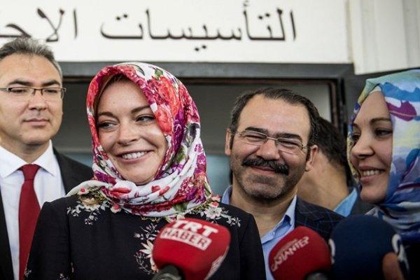 فيديو- ليندسي لوهان تروي قصتها مع صديقها السعودي وهدية القرآن الكريم