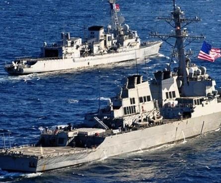 مدمرة امريكية تطلق نيرانا تحذيرية تجاه سفن ايرانية