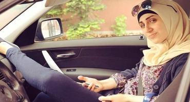 بالفيديو.. إعلامية سورية تخلع الحجاب على الهواء!