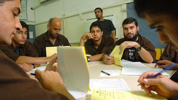 قانون اسرائيلي لمنع الأسرى من استكمال الدراسة