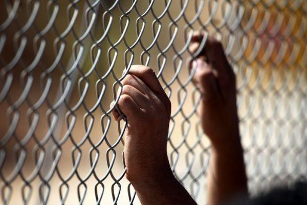 وقفة احتجاجية في الخليل ضد منع ذوي الأسرى من زيارة ابنائهم