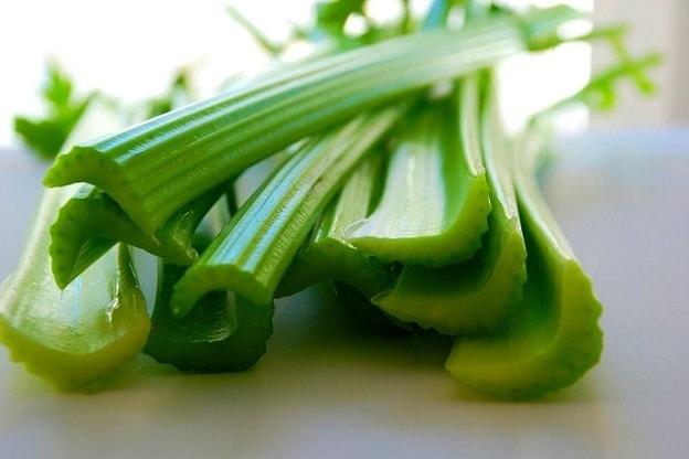 أعشاب طبيعيّة وخضراوات تساعد على النوم