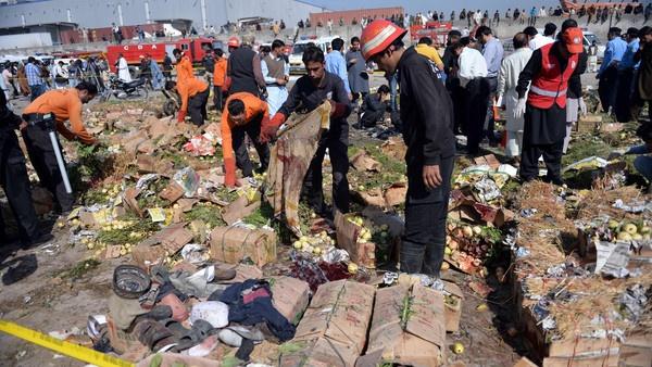 12 قتيلا بانفجار قنبلة في احدى الأسواق في باكستان