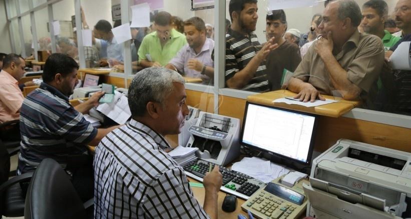 بدء صرف رواتب موظفي غزة