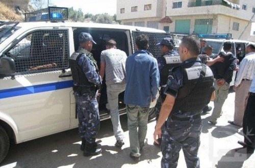 الشرطة تقبض على شخصين متهمين بالسرقة في رام الله