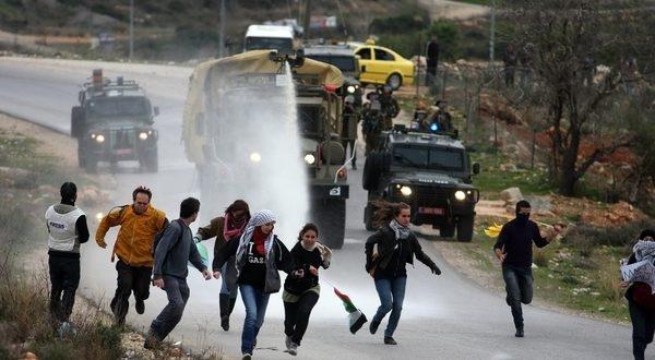 اصابة عدد من المواطنين بالاختناق خلال قمع الاحتلال المسيرات السلمية في رام الله وقلقيلية