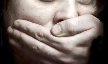 كويتي يستدرج فتاة إلى غرفته ويغتصبها