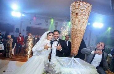 لاعب مصري استبدل كعكة حفل زفافه بسيخ شاورما