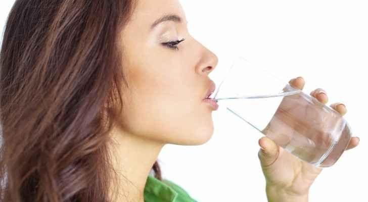 كم من الماء على الإنسان أن يشرب يوميا
