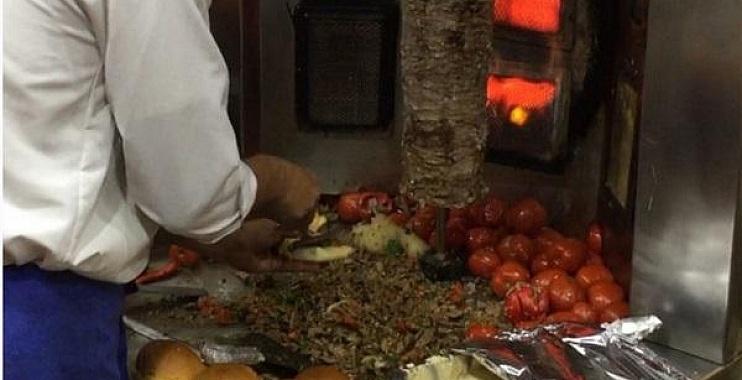 مطعم في القاهرة يقدم وجبات مجانية للمحتاجين لمدة ساعة كل يوم