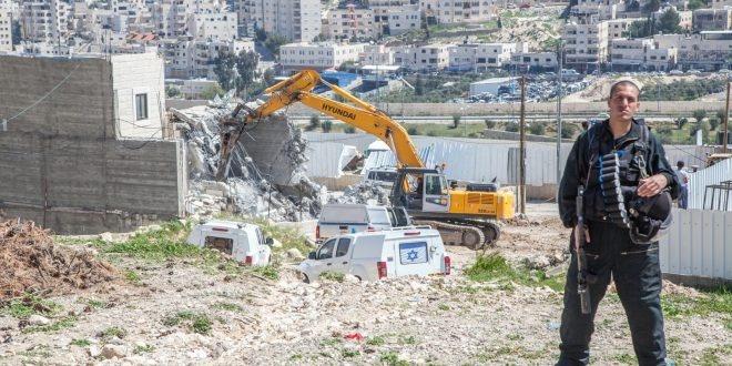 الاحتلال يهدم منشآت سكنية وبركسات للمواشي في جبل البابا شرقي القدس