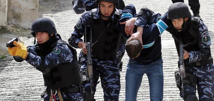 الشرط تقبض على شخص بتهمة التشهير بفتاة عبر 