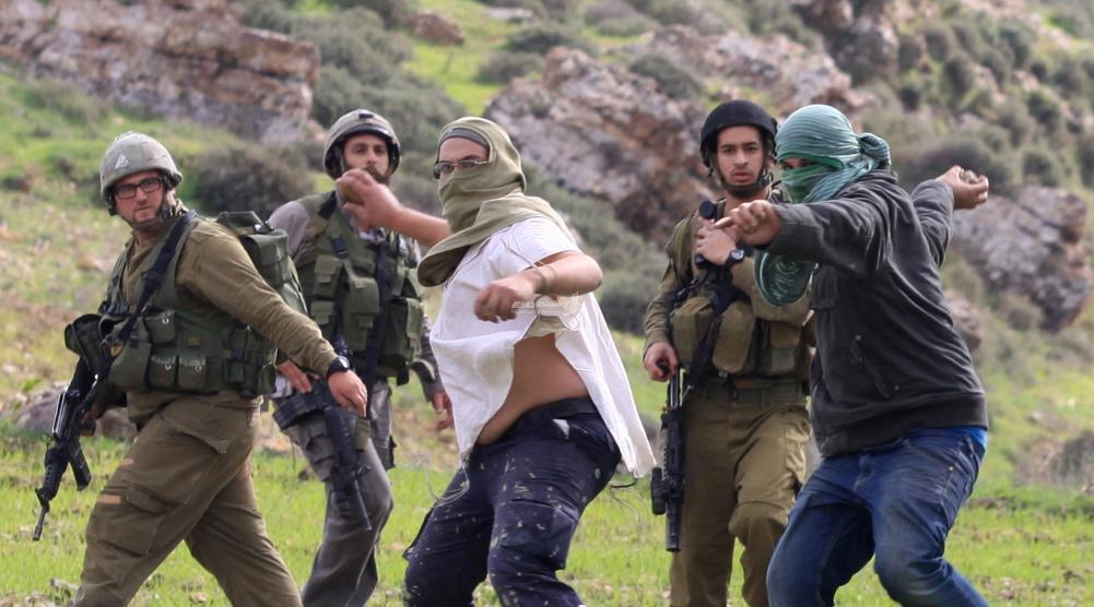 جنود ومستوطنون يهاجمون رعاة فلسطينيين في الاغوار