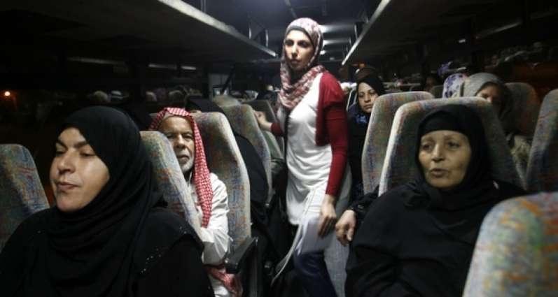 65 من أهالي أسرى غزة يزورون أبنائهم بسجن 