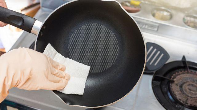 هكذا تنظفين الاواني المعدنية غير اللاصقة